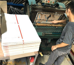 Les matériaux recyclés de dos gris 300gm papier gris China Factory Paper Board fournisseur