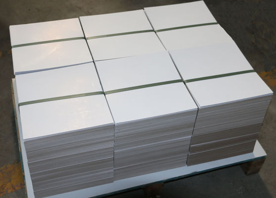 Carte duplex recyclée en papier offset recouvert d'un côté au dos gris clair