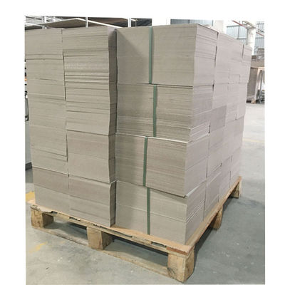 Carte blanche enduite en double avec dos gris, feuilles de papier blanc en pâte mélangée