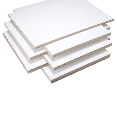 300 grammes de papier blanc en carton duplex recouvert avec dos gris