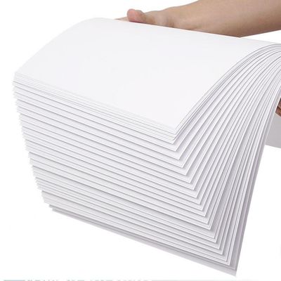 58-120gm Papier offset sans bois Papier blanc en rouleau ou en feuille